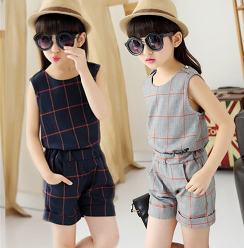 many different kinds of baby garments