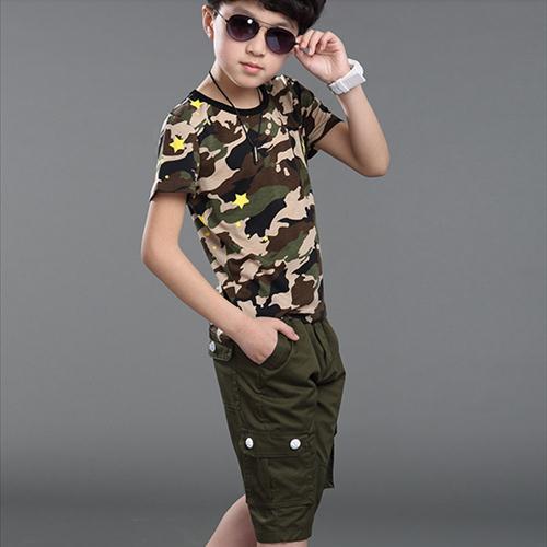 many different kinds of baby garments
