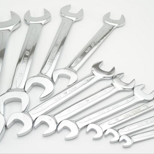 many different kinds of wrenches